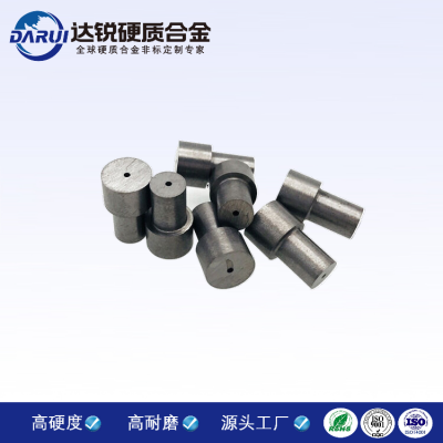 硬質(zhì)合金帶孔棒是一種由硬質(zhì)合金制成的圓柱形棒材，其表面具有一定數(shù)量和尺寸的孔洞。這種材料常用于機(jī)械加工領(lǐng)域，特別是用于鉆孔、銑削和切割等